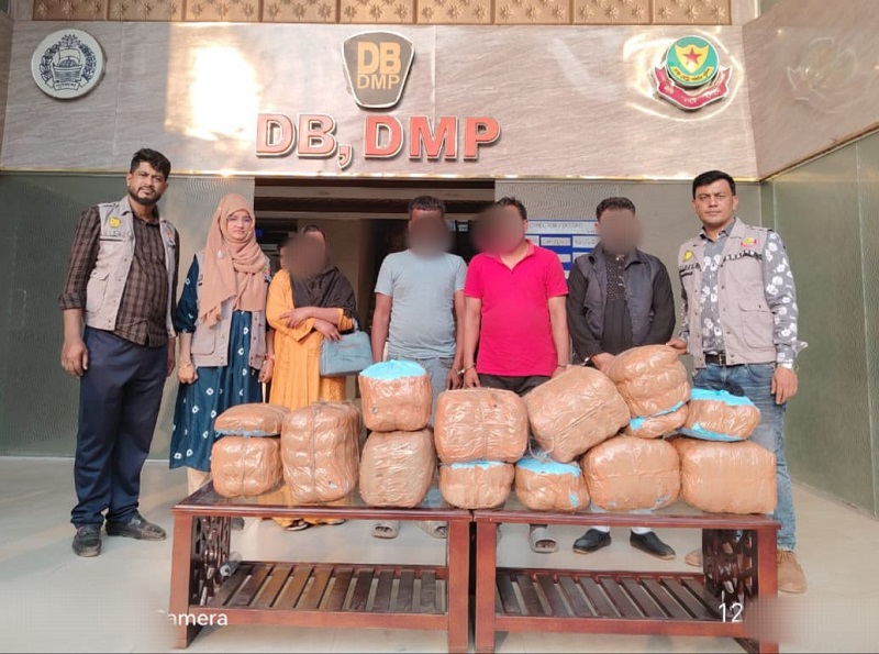 রোগী সেজে অ্যাম্বুলেন্সে গাঁজা বহন, গ্রেফতার ৪